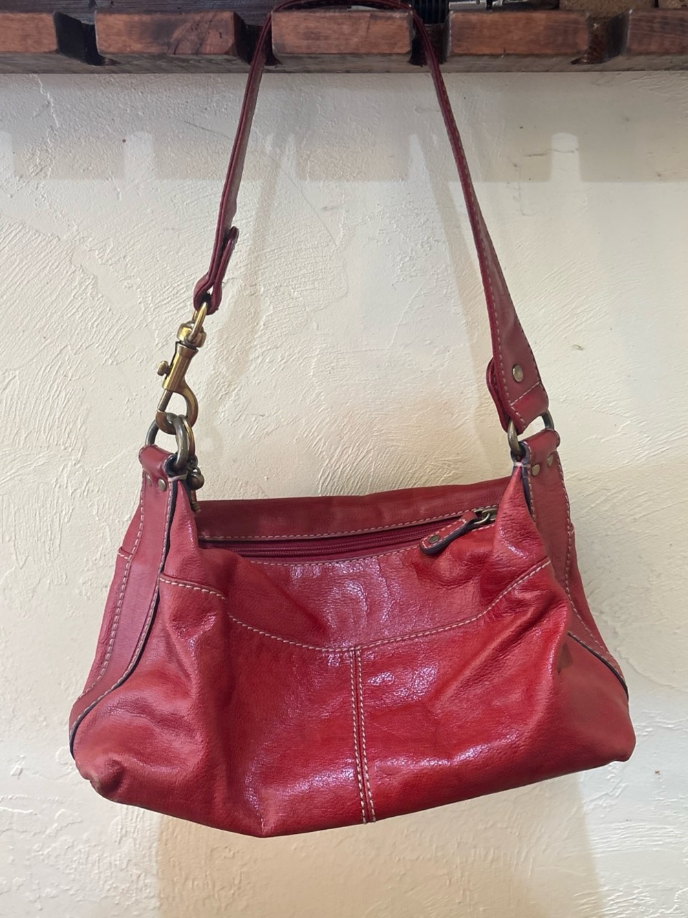 Fossil Red Leather Shoulder Bag with Gold Hardware Classic Women’s Handbag - Picture 2 of 6